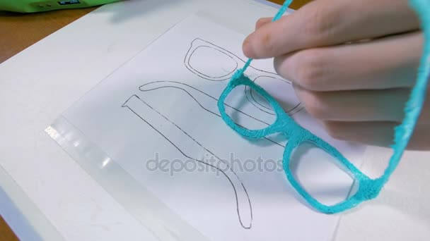 4K. Homem mãos experimentando com aparelhos, impressão 3D usando dispositivo moderno caneta 3D . — Vídeo de Stock