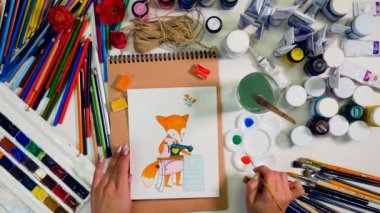 Suluboya, sanat araçları kullanarak çizim eller. Sanatçı Resepsiyon yukarıdan. Üstten Görünüm.