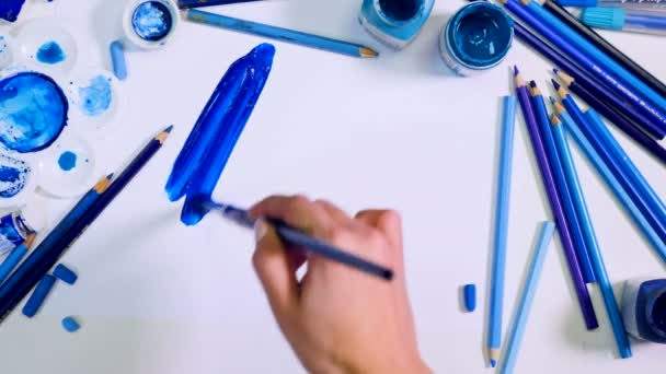 Stijlvolle design bureau van bovenaf. Kunstenaar tekening blauwe achtergrond. — Stockvideo