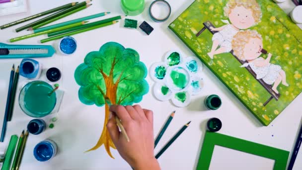 Sanatçı eller ağaç çizim. Dünya günü, ekoloji kavramı. — Stok video