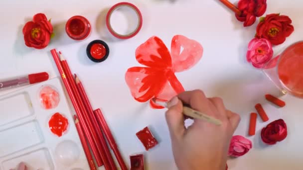 Hembra artista manos dibujo flor roja. Escritorio de artista creativo desde arriba . — Vídeo de stock