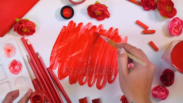 Paleta vermelha. Artistas desenhando fundo vermelho no papel. Vista superior . — Vídeo de Stock