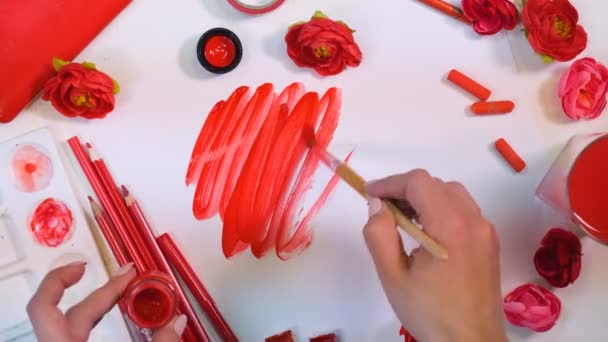 Timelapse. Palette rouge. Artistes dessin fond rouge sur papier. Vue du dessus . — Video