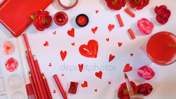 Paleta roja. Muchos corazones dibujados en un papel. Escritorio de artista desde arriba. Concepto de San Valentín o Día de las Madres . — Vídeos de Stock