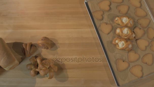 Handen lay-out brood en bakkerijproducten. Bovenaanzicht. — Stockvideo