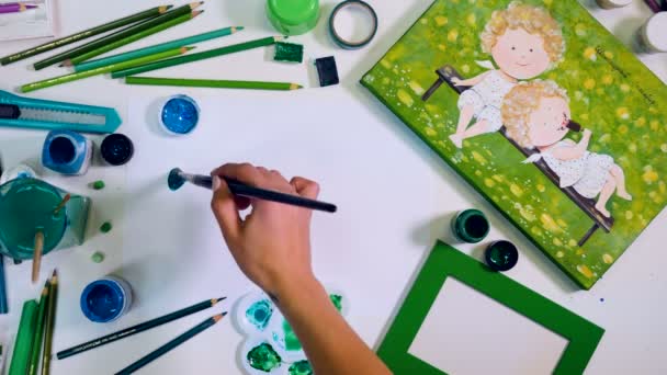 色の緑のパレット。ペイント ブラシ緑空白の背景のアーティストの絵画. — ストック動画