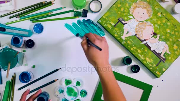 Timelapse. Paleta verde de cores. Artista pintura com pincel verde fundo em branco . — Vídeo de Stock