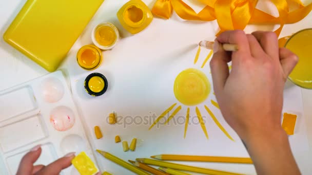 Designer dessinant soleil. Palette de couleurs jaune. Lieu de travail d'artiste d'en haut. Temps écoulé . — Video