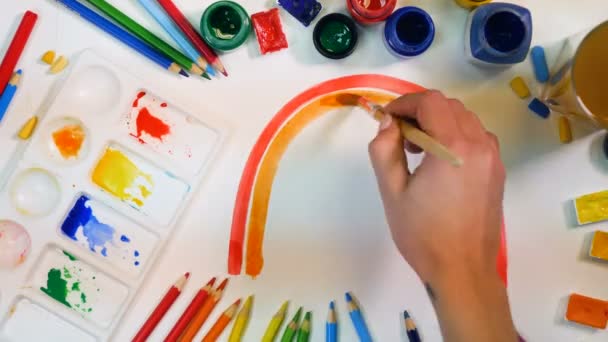Fundo do arco-íris. Artista mão desenhando arco-íris. Vista superior . — Vídeo de Stock