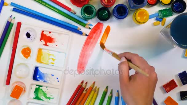 Kleurrijke achtergrond. Kunstenaar hand drawning regenboog. Kunstenaar Bureau van bovenaf. — Stockvideo