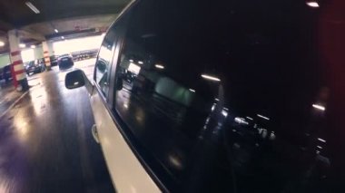 Aracılığıyla yeraltı otopark araba araba. Kamera yerleşik bir araba - monte yan.