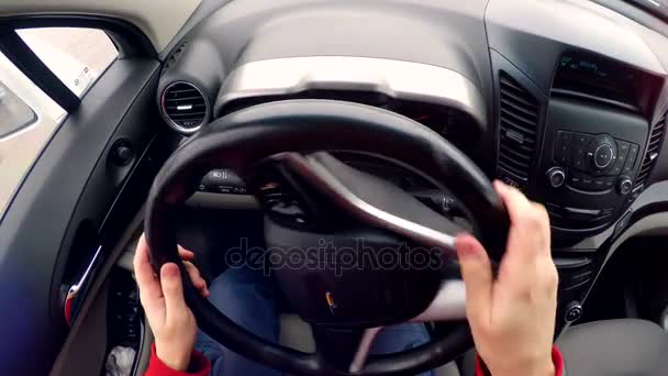 Mani che girano il volante. Da vicino. . — Video Stock