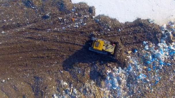 在垃圾掩埋场工作的特殊机械。垃圾填埋场直接从上面。空中拍摄. — 图库视频影像