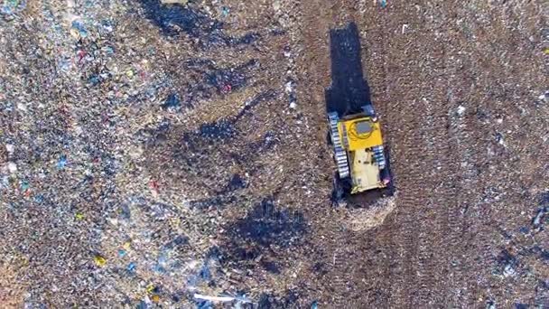 4K. Dozer, bulldozer che lavora alla discarica. Direttamente dall'alto. Colpo aereo . — Video Stock