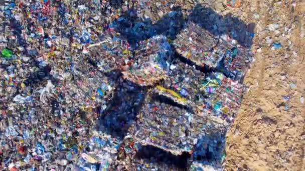 Pile di bottiglie vuote, sacchetti e altra plastica nella discarica. Aerea . — Video Stock