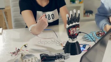 Hareket siberuzayda izleme. 3d printerlere harcama maddeler üzerinde yapılan yenilikçi robotik kol ile erkek gesticulates.