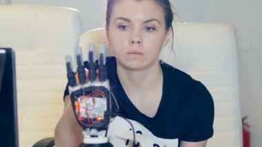 İnsan kadın Touch yenilikçi robot sibernetik kol. Modern robotik teknoloji kavramı.