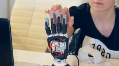 İnsan ve robot toplantı. Kadın dokunmatik modern robot el. İnsan-robot ilişki kavramı.