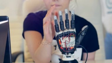 İnsan kolu ile robot kol. Fütüristik robot siber teknoloji roday.