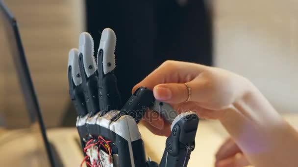 La femmina umana tocca l'innovativo braccio robotico cibernetico. Ultramoderno concetto di tecnologia robotica . — Video Stock