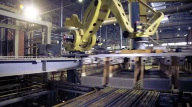 Otomatik makine. Endüstriyel fabrikada çalışan Modern 3d Cnc makinesi.