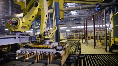 Robotik kol yükleme ürünleri. Eylem otomatik makine.