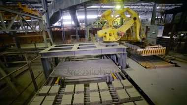 Modern fabrikasında çalışan robot.