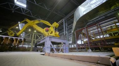 Otomatik makine. Endüstriyel fabrikada çalışan Modern 3d Cnc makinesi.