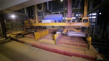 Otomatik makine. Endüstriyel fabrikada çalışan Modern 3d Cnc makinesi.