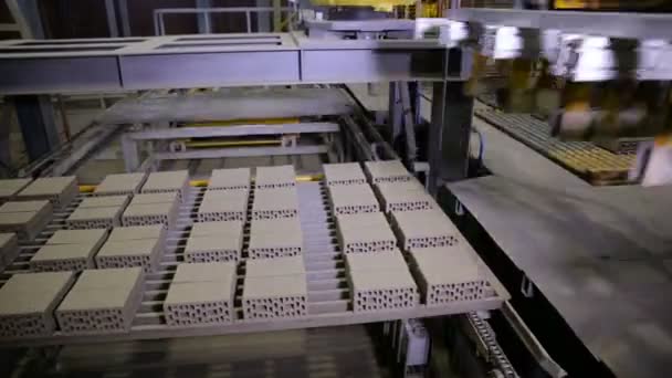 Timelapse. Robotic Arm laden producten. Geautomatiseerde machines in actie. — Stockvideo