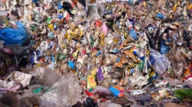 Düzenli depolama sitesi, kentsel çöp dökümü. Plastik, atık çöp küpleri içinde bir sürü.