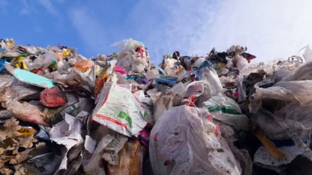 Un montón de plástico, basura en el vertedero. Vertedero de basura urbana del fuelle . — Vídeo de stock