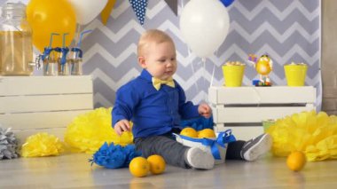 Orange ile oynarken mutlu, yakışıklı oğlum.