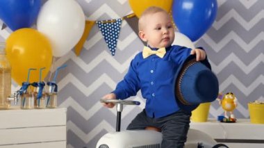 Vintage oyuncak araba üzerinde oturan çocuk çocuk.