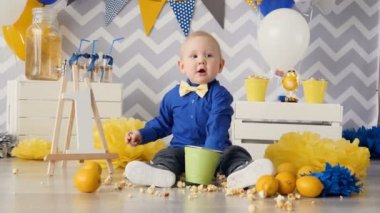 Küçük çocuk bir karışıklıktan patlamış mısır saçılma.