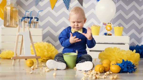 1 year old toddler boy eating popcorn. — Stock Video