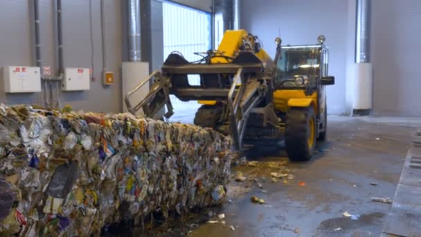 Vrachtwagen-Lift, vorkheftruck een stapel vuilnis op een vrachtwagen laden. Speciale machines werken. — Stockvideo