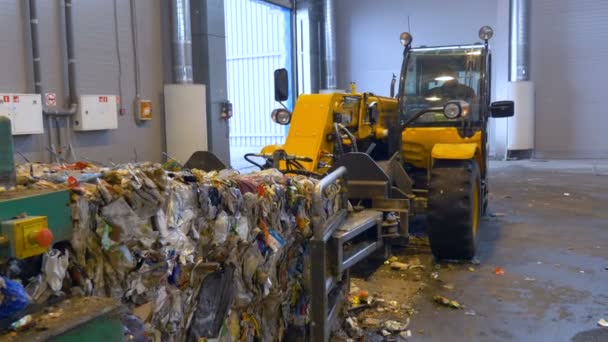 Lift truck, forklift loading a pile of trash on a truck. Special machinery working. — Stock Video