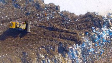 4 k. Dozer, buldozer çöplüğü çalışma. Doğrudan yukarıdan. Hava atışı.
