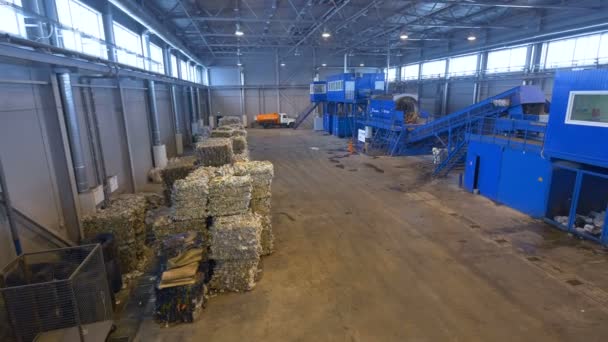 Impianti di riciclaggio inddor. Padella ad ampio angolo di una fabbrica di cernita dei rifiuti . — Video Stock