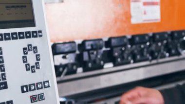 Modern endüstriyel kontrol paneli. Alt iki durumlu bir kontrol paneli üzerinde geçiş basarak düğmeleri, eller. Kaymak ateş.