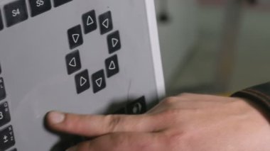 Endüstriyel kontrol panel ekran programlama işçi. Modern otomatik endüstriyel ekipman bilgisayar. Yakın çekim.