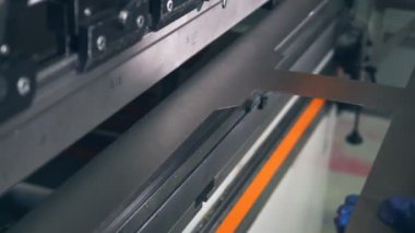 Sac bükme Makinası bir cnc bükme çalışan eller.