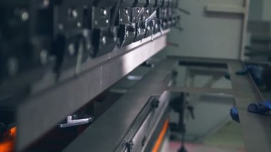 İşçi bükme sac üzerinde bir Cnc Hidrolik Pres fren. Yakın çekim.