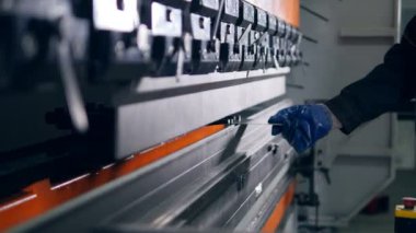 Bir fabrikada modern bir bükme endüstriyel makine üzerinde çalışan viraj sac.