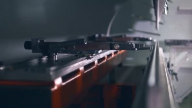CNC Hidrolik Pres fren çalışan işçi. Levha metal bükme. Yakın çekim.