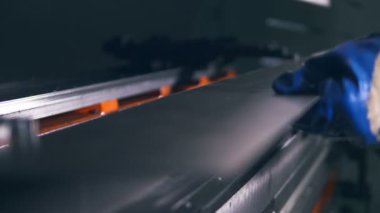 Yakın çekim. Bükme metal bir fabrikada modern bir bükme endüstriyel makine üzerinde çalışan.