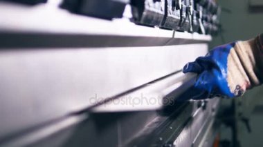 Sac bükme Makinası bir cnc bükme çalışan eller.