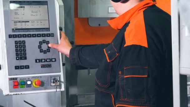 Panel de control industrial moderno. Las manos del trabajador presionan botones, cambiando la palanca en un panel de control. Slider disparar . — Vídeo de stock