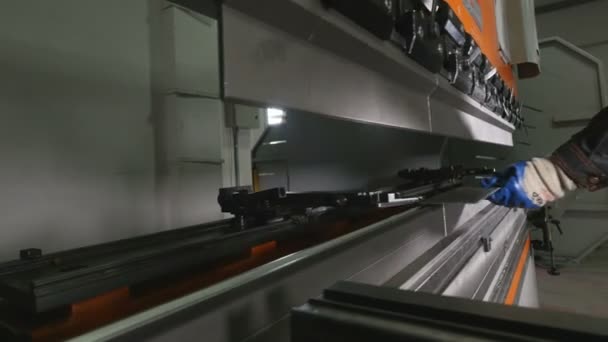 Trabajador manos plegado hoja de metal en una máquina de flexión cnc . — Vídeos de Stock